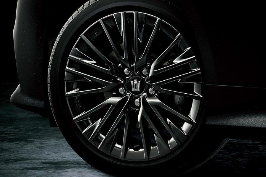 Колеса Toyota Crown Sport Style Hybrid 2019 года  (фото 9 из 18)